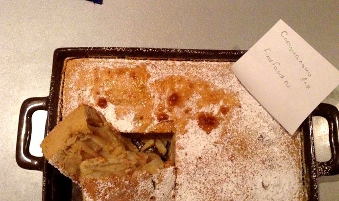 Шарлотка с яблоками и корицей