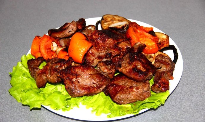Шашлык из телятины с овощами