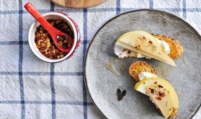 Брускетта с рикоттой, медом и грушей