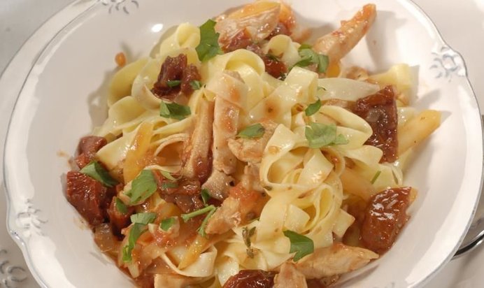 Тальятелле с гуляшом из индейки