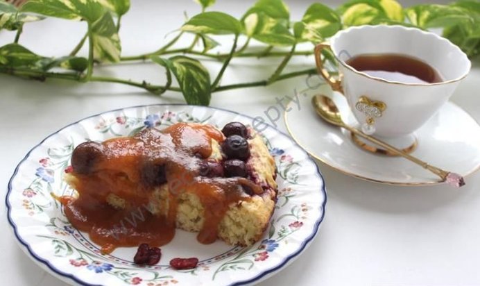 Вишневое пирожное с карамельной подливкой