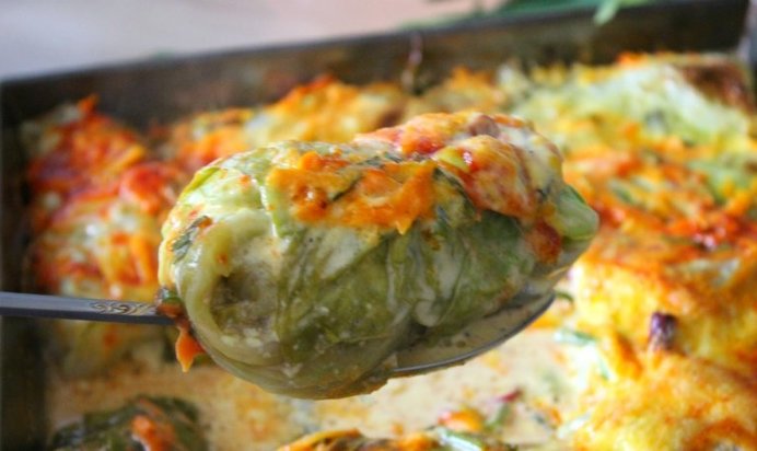 Летние голубцы, запеченные в сметанно-томатном соусе