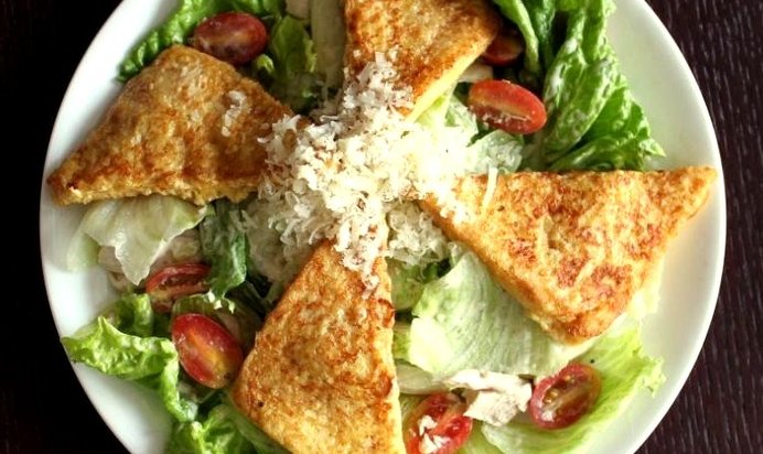 Салат «Цезарь» с французским тостом