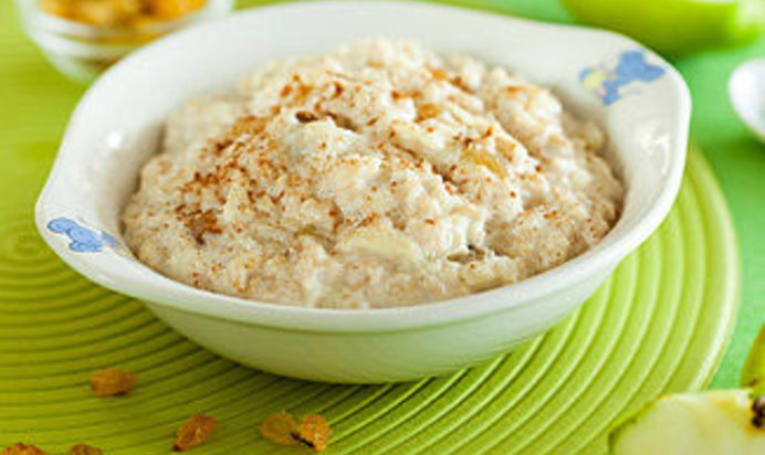 Овсяная каша с яблоком, изюмом и корицей в мультиварке