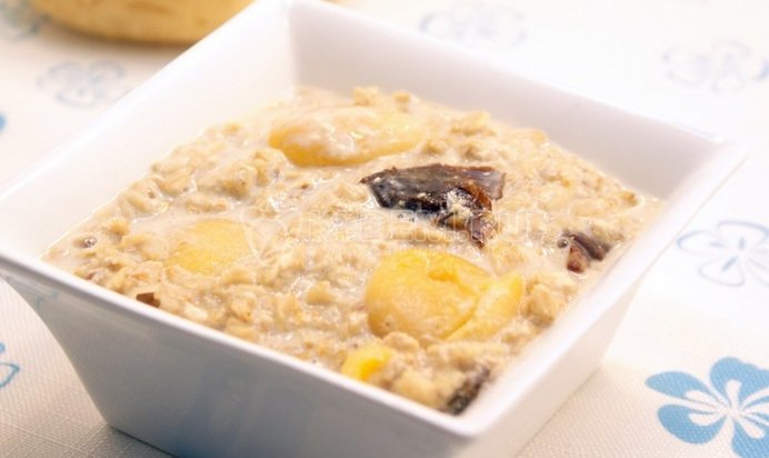 Овсяная каша с курагой и черносливом