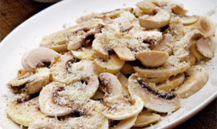 Салат из шампиньонов с овечьим сыром