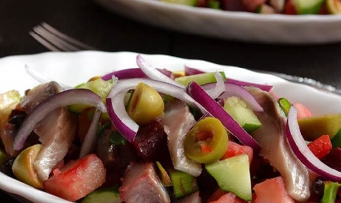 Винегрет с красной фасолью и сельдью