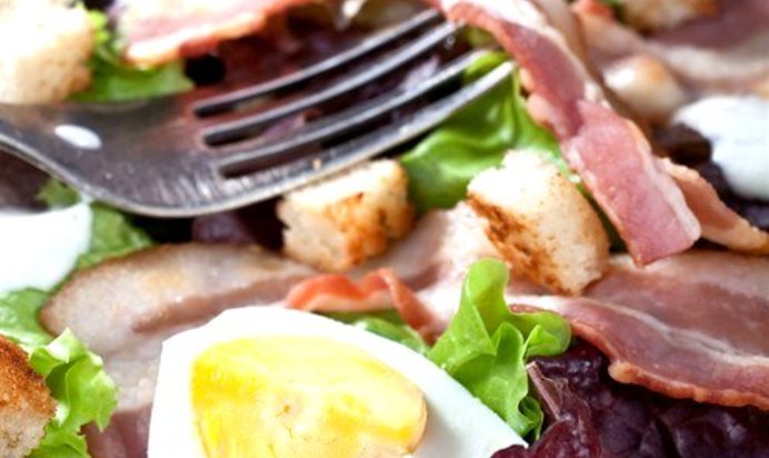 Салат «Цезарь» с беконом