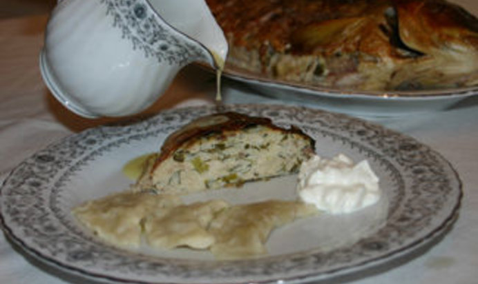 Фаршированный карп с луковыми пельменями