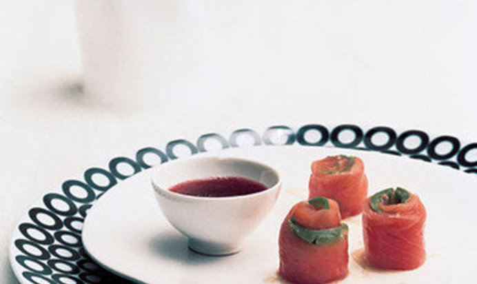 Роллы с авокадо и гранатовым соусом