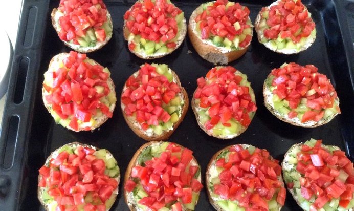 Горячие бутерброды с творожным сыром, песто и овощами