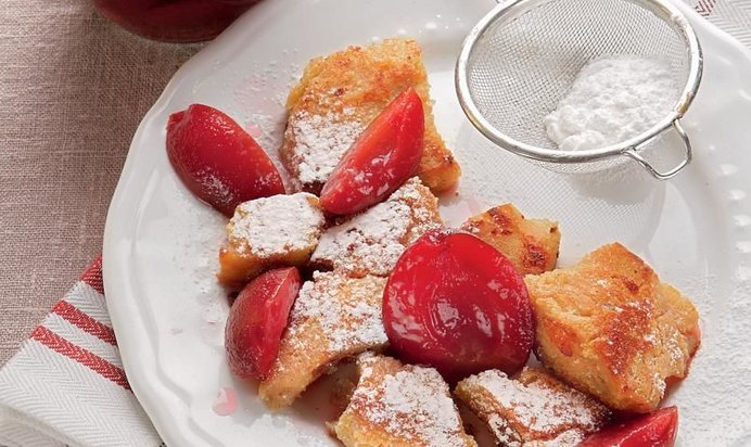 Немецкие блины со сливовым компотом