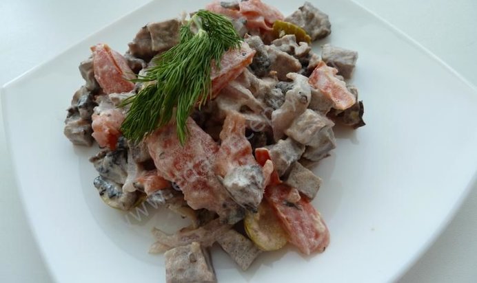 Салат Цезарь с майонезом и помидорами