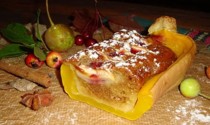 Шарлотка, запеченная в тыкве