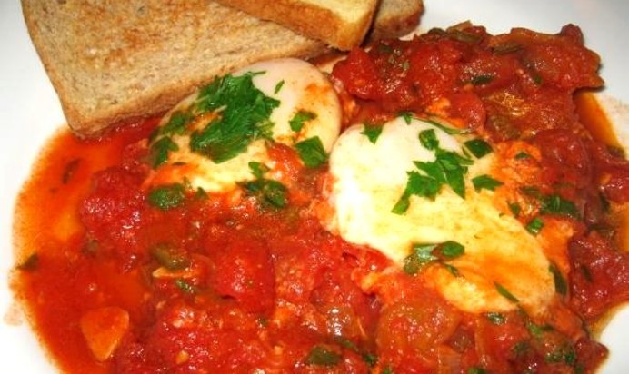 Яичница с томатной пастой