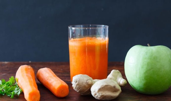 Напиток яблочный с морковью и имбирём