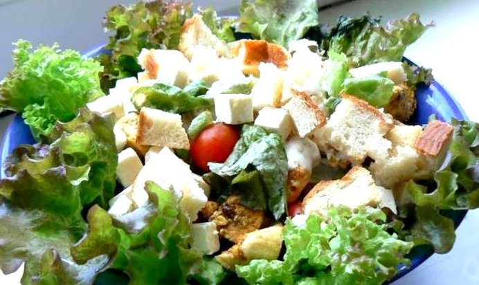 Салат Цезарь с брынзой
