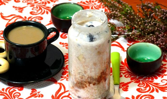 Ленивая овсянка с черникой и бананом