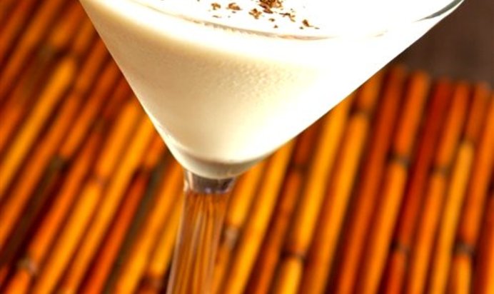 Коктейль из джина и ликера Creme de Cacao