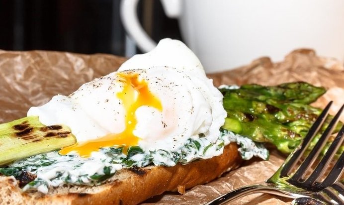 Тост со спаржей и яйцом-пашот