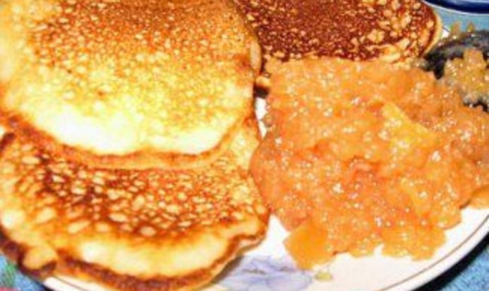 Яблочные оладьи с айвовым джемом