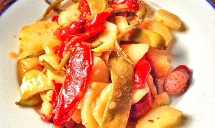 Запеченные овощи с сырокопчеными колбасками и гороховыми стручками