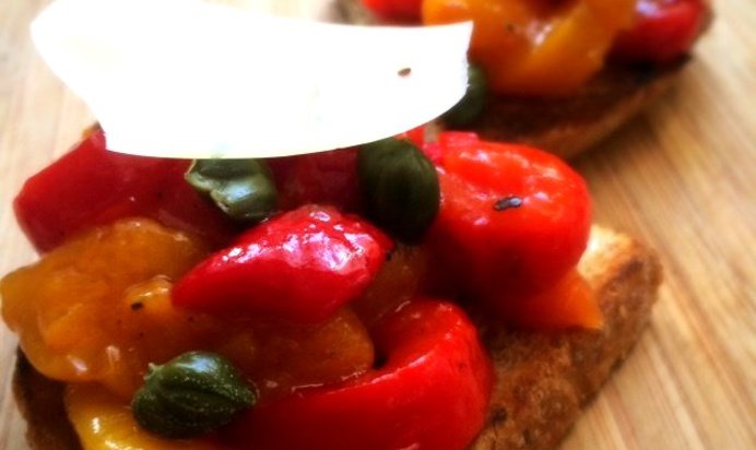 Брускетта с печеными перцами
