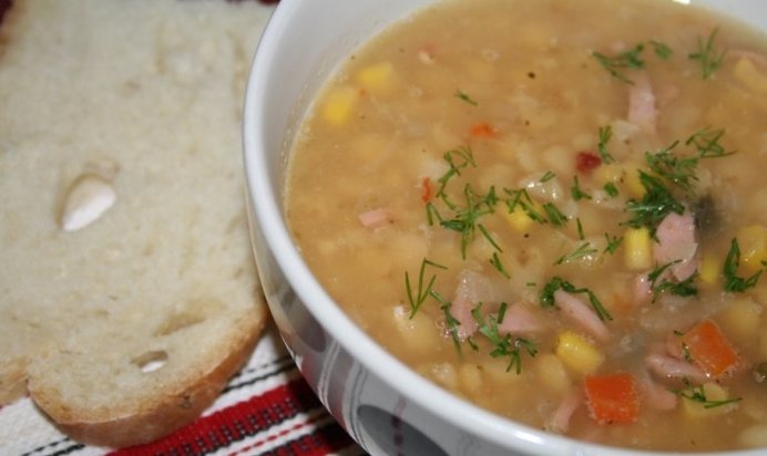 Гороховый суп с сосисками и сладкой кукурузой