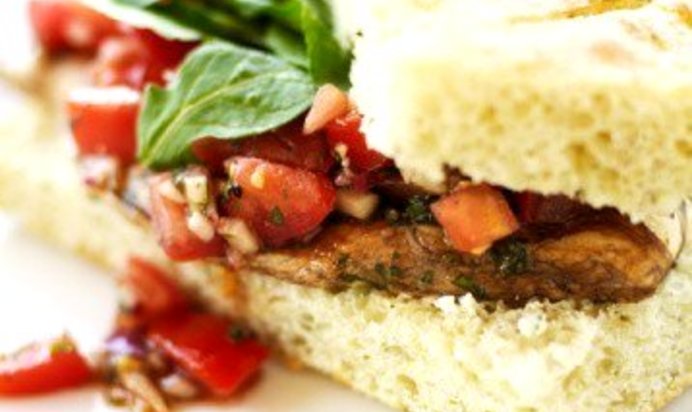 Сэндвич с козьим сыром, авокадо и копченой индейкой на ореховом хлебе