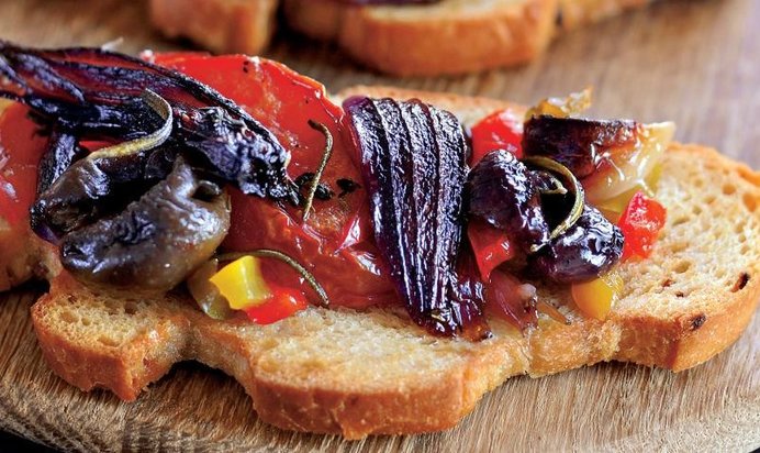 Брускетты с «компотом» из красного лука и овощей