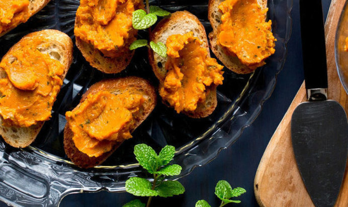 Брускетта с тыквой и грецкими орехами