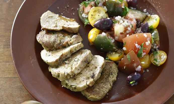 Свиное филе на гриле с салатом из помидоров