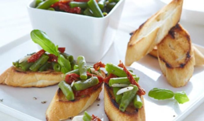 Брускетта с зеленой фасолью и вялеными томатами
