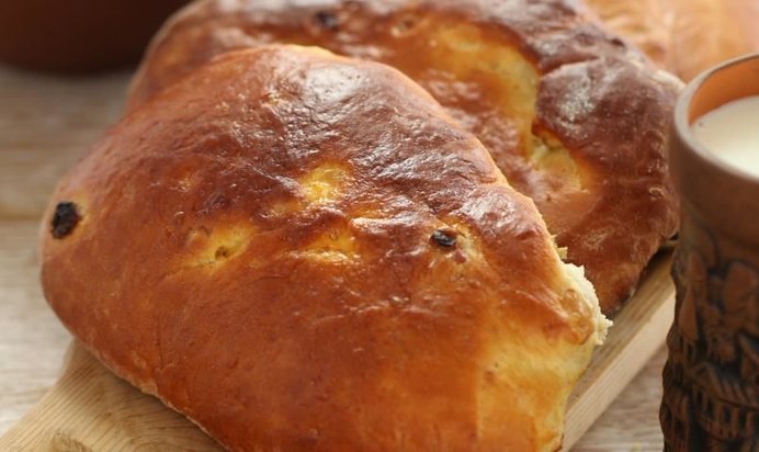 Французский хлеб на красном вине с орехами и изюмом в хлебопечке