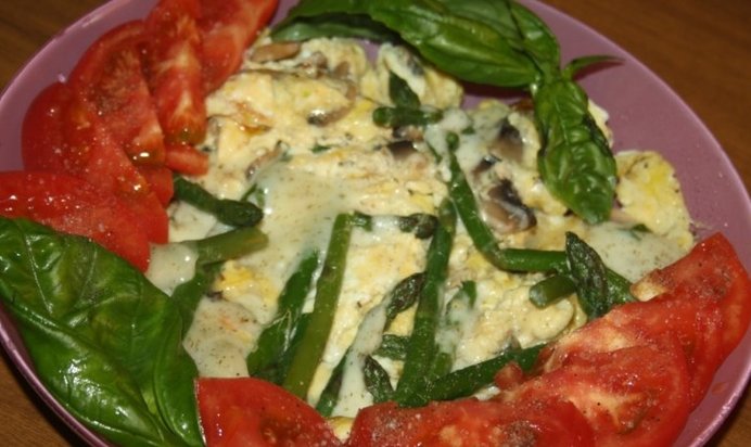 Омлет со спаржей и шампиньонами