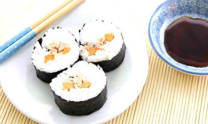 Роллы с консервированным тунцом