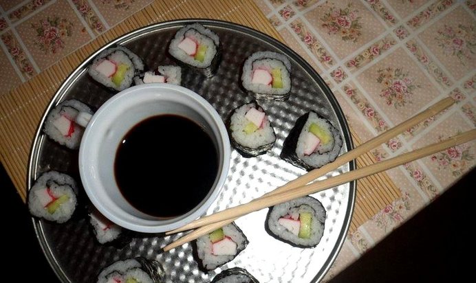 Роллы с крабовыми палочками и огурцом