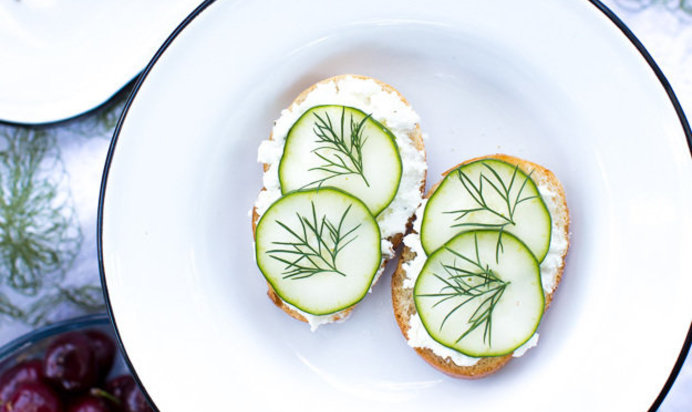Брускетта с огурцом и укропом