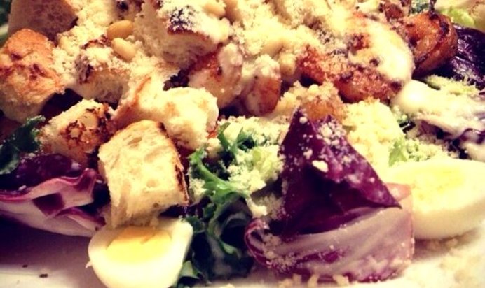 Салат «Цезарь» с креветками и перепелиными яйцами