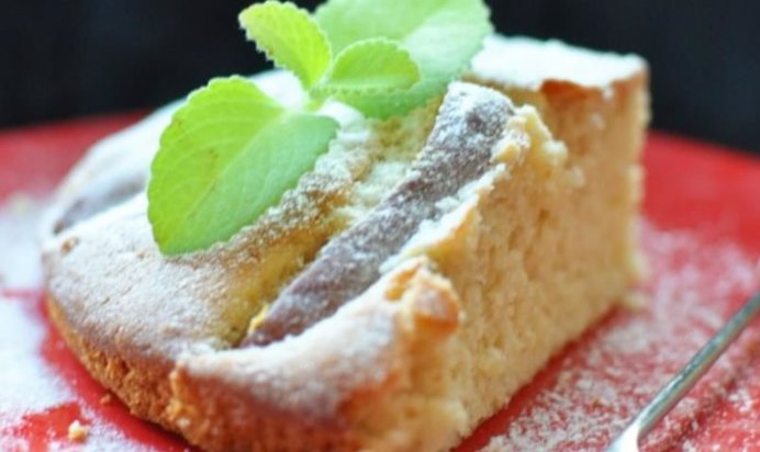 Яблочная шарлотка на сливках