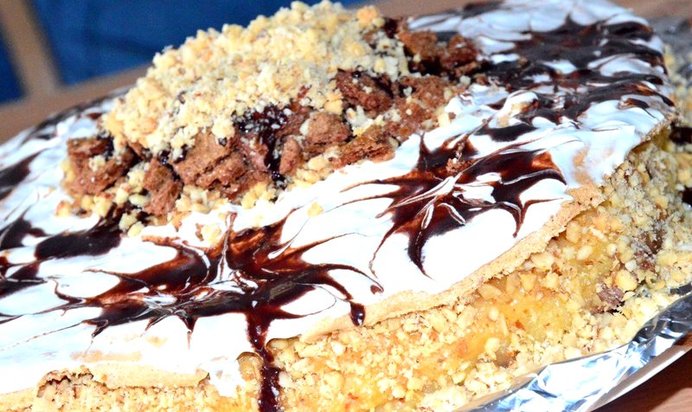 Меренговый торт с молочным кремом, карамелью и орешками
