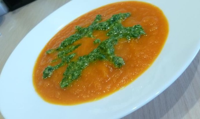 Суп-пюре из тыквы с песто из эстрагона
