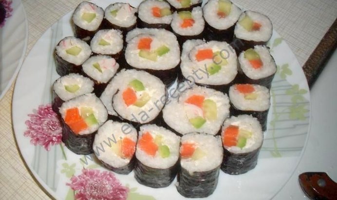 Суши роллы ассорти с авакадо крабовыми палочками и семгой