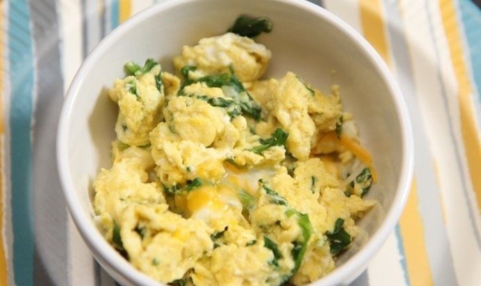 Яичница-болтунья со шпинатом