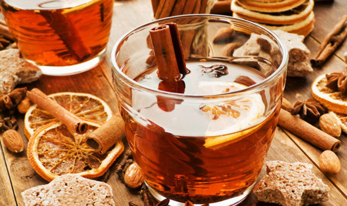 Апельсиновый чай с имбирем и корицей