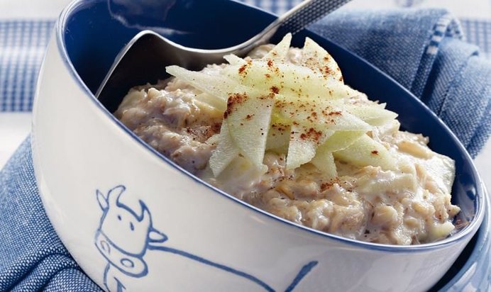 Овсяная каша с яблоками и корицей