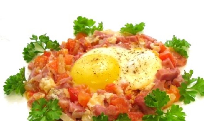 Яичница с помидорами и ветчиной