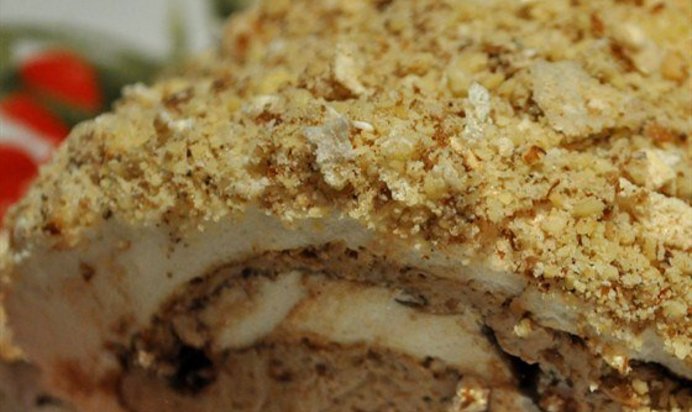 Рулет «Павлова» с кофе и фундуком