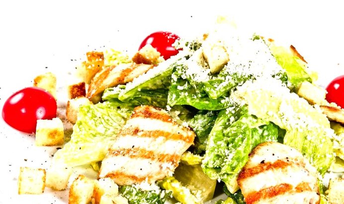 Салат «Цезарь» с рукколой