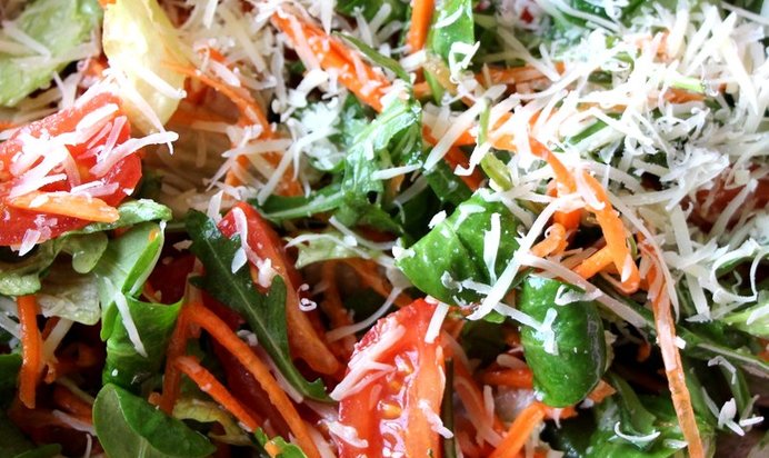 Зеленый итальянский салат с соусом винегрет